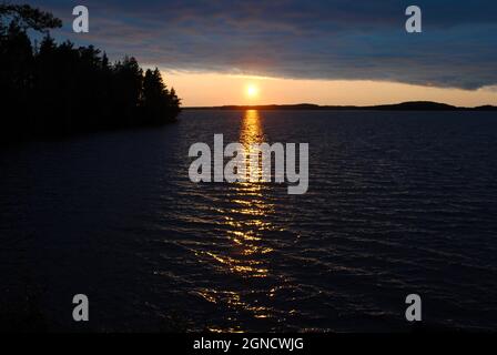 Coucher de soleil spectaculaire sur Karjalan Pyhäjärvi dans l'est de la Finlande Banque D'Images