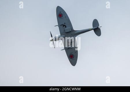 Russian Spitfire (PT879) en vol au salon de l'air et du pays d'Abingdon le 11 septembre 2021 Banque D'Images