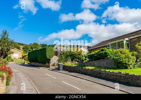 BAMFORD, Royaume-Uni - 22 SEPTEMBRE 2021 : vue sur la rue résidentielle de Bamford, un village du Peak District, Derbyshire, Angleterre, près de la rivière Derwe Banque D'Images