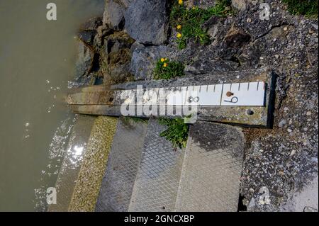 Escalier avec indicateur de niveau d'eau sur le remblai du Danube en Autriche Banque D'Images