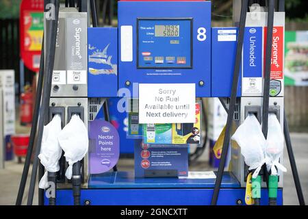 Hertford, Royaume-Uni. 24 septembre 2021. Pénuries de carburant au Royaume-Uni. Une station-service (Esso) de Hertford a mis des panneaux indiquant qu'elle était à court de carburant jusqu'à la prochaine livraison. Les pompes avaient été recouvertes de sacs en plastique. Andrew Steven Graham/Alamy Live News Banque D'Images