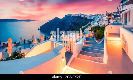 Vue impressionnante en soirée sur l'île de Santorini. Pittoresque coucher de soleil de printemps sur la célèbre station grecque Fira, Grèce, Europe. Présentation du concept de déplacement. Banque D'Images