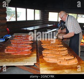 Loimulohi (Fi), torréfaction de saumon à feu ouvert à Kesälahti, dans l'est de la Finlande Banque D'Images