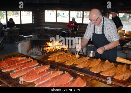 Loimulohi (Fi), torréfaction de saumon à feu ouvert à Kesälahti, dans l'est de la Finlande Banque D'Images