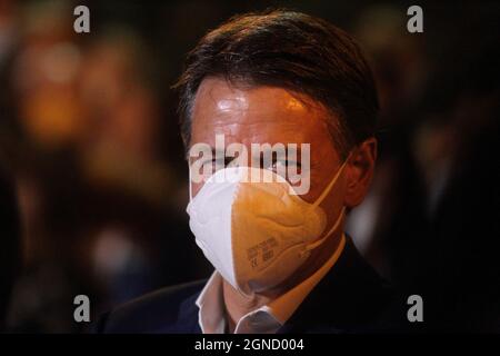 Isernia, Italie. 24 septembre 2021. Le chef du mouvement 5 étoiles Giuseppe Conte dans la capitale de Pentro pour soutenir le candidat mayonnaise Piero Castrataro . Credit: Antonio Nardelli / Alamy Live News Banque D'Images