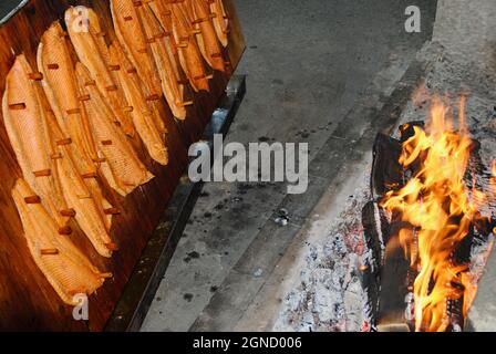 Loimulohi (Fi), torréfaction de saumon à feu ouvert à Kesälahti, dans l'est de la Finlande Banque D'Images