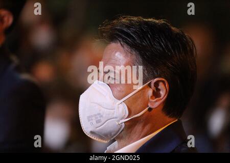 Isernia, Italie. 24 septembre 2021. Le chef du mouvement 5 étoiles Giuseppe Conte dans la capitale de Pentro pour soutenir le candidat mayonnaise Piero Castrataro . Credit: Antonio Nardelli / Alamy Live News Banque D'Images