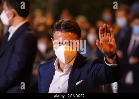 Isernia, Italie. 24 septembre 2021. Le chef du mouvement 5 étoiles Giuseppe Conte dans la capitale de Pentro pour soutenir le candidat mayonnaise Piero Castrataro . Credit: Antonio Nardelli / Alamy Live News Banque D'Images