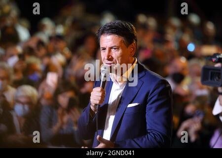 Isernia, Italie. 24 septembre 2021. Le chef du mouvement 5 étoiles Giuseppe Conte dans la capitale de Pentro pour soutenir le candidat mayonnaise Piero Castrataro . Credit: Antonio Nardelli / Alamy Live News Banque D'Images