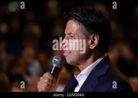 Isernia, Italie. 24 septembre 2021. Le chef du mouvement 5 étoiles Giuseppe Conte dans la capitale de Pentro pour soutenir le candidat mayonnaise Piero Castrataro . Credit: Antonio Nardelli / Alamy Live News Banque D'Images