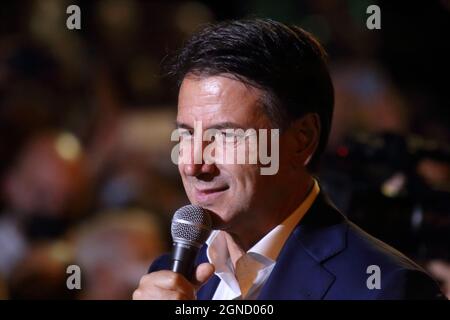 Isernia, Italie. 24 septembre 2021. Le chef du mouvement 5 étoiles Giuseppe Conte dans la capitale de Pentro pour soutenir le candidat mayonnaise Piero Castrataro . Credit: Antonio Nardelli / Alamy Live News Banque D'Images