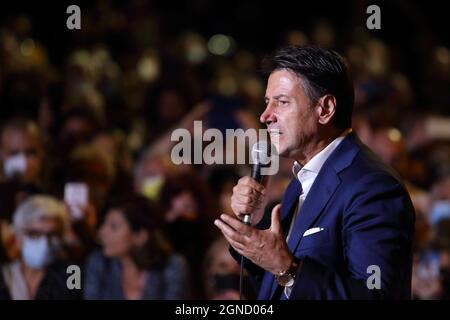 Isernia, Italie. 24 septembre 2021. Le chef du mouvement 5 étoiles Giuseppe Conte dans la capitale de Pentro pour soutenir le candidat mayonnaise Piero Castrataro . Credit: Antonio Nardelli / Alamy Live News Banque D'Images