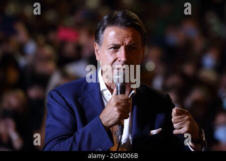 Isernia, Italie. 24 septembre 2021. Le chef du mouvement 5 étoiles Giuseppe Conte dans la capitale de Pentro pour soutenir le candidat mayonnaise Piero Castrataro . Credit: Antonio Nardelli / Alamy Live News Banque D'Images