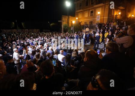 Isernia, Italie. 24 septembre 2021. Le chef du mouvement 5 étoiles Giuseppe Conte dans la capitale de Pentro pour soutenir le candidat mayonnaise Piero Castrataro . Credit: Antonio Nardelli / Alamy Live News Banque D'Images