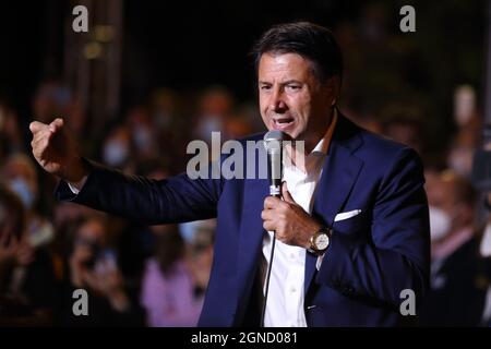 Isernia, Italie. 24 septembre 2021. Le chef du mouvement 5 étoiles Giuseppe Conte dans la capitale de Pentro pour soutenir le candidat mayonnaise Piero Castrataro . Credit: Antonio Nardelli / Alamy Live News Banque D'Images