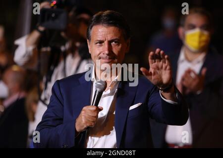 Isernia, Italie. 24 septembre 2021. Le chef du mouvement 5 étoiles Giuseppe Conte dans la capitale de Pentro pour soutenir le candidat mayonnaise Piero Castrataro . Credit: Antonio Nardelli / Alamy Live News Banque D'Images