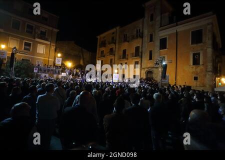 Isernia, Italie. 24 septembre 2021. Le chef du mouvement 5 étoiles Giuseppe Conte dans la capitale de Pentro pour soutenir le candidat mayonnaise Piero Castrataro . Credit: Antonio Nardelli / Alamy Live News Banque D'Images