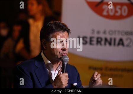 Isernia, Italie. 24 septembre 2021. Le chef du mouvement 5 étoiles Giuseppe Conte dans la capitale de Pentro pour soutenir le candidat mayonnaise Piero Castrataro . Credit: Antonio Nardelli / Alamy Live News Banque D'Images