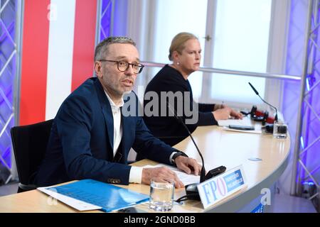 Vienne, Autriche. 24 septembre 2021. Déclaration personnelle du président du parti fédéral du FPÖ NAbg, président du club. Herbert Kickl dans le centre des médias FPÖ (Freedom Party Austria). Herbert Kickl présente un test d'anticorps. Banque D'Images