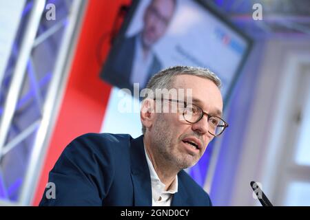 Vienne, Autriche. 24 septembre 2021. Déclaration personnelle du président du parti fédéral du FPÖ NAbg, président du club. Herbert Kickl dans le centre des médias FPÖ (Freedom Party Austria). Herbert Kickl présente un test d'anticorps. Banque D'Images