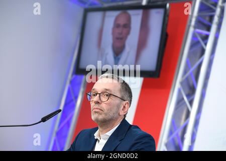 Vienne, Autriche. 24 septembre 2021. Déclaration personnelle du président du parti fédéral du FPÖ NAbg, président du club. Herbert Kickl dans le centre des médias FPÖ (Freedom Party Austria). Herbert Kickl présente un test d'anticorps. Banque D'Images