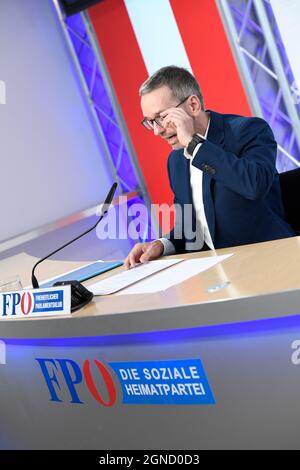 Vienne, Autriche. 24 septembre 2021. Déclaration personnelle du président du parti fédéral du FPÖ NAbg, président du club. Herbert Kickl dans le centre des médias FPÖ (Freedom Party Austria). Herbert Kickl présente un test d'anticorps. Banque D'Images