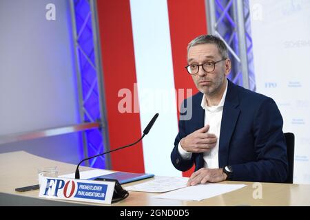 Vienne, Autriche. 24 septembre 2021. Déclaration personnelle du président du parti fédéral du FPÖ NAbg, président du club. Herbert Kickl dans le centre des médias FPÖ (Freedom Party Austria). Herbert Kickl présente un test d'anticorps. Banque D'Images