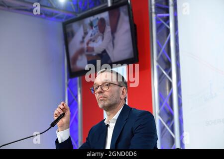 Vienne, Autriche. 24 septembre 2021. Déclaration personnelle du président du parti fédéral du FPÖ NAbg, président du club. Herbert Kickl dans le centre des médias FPÖ (Freedom Party Austria). Herbert Kickl présente un test d'anticorps. Banque D'Images