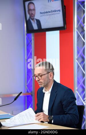 Vienne, Autriche. 24 septembre 2021. Déclaration personnelle du président du parti fédéral du FPÖ NAbg, président du club. Herbert Kickl dans le centre des médias FPÖ (Freedom Party Austria). Herbert Kickl présente un test d'anticorps. Banque D'Images