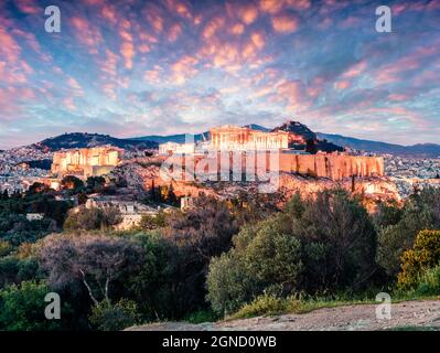 Grande vue de printemps du Parthénon, ancien temple, sur l'Acropole athénienne, Grèce, Europe. Coucher de soleil coloré à Athènes. Présentation du concept Treveling. Art Banque D'Images