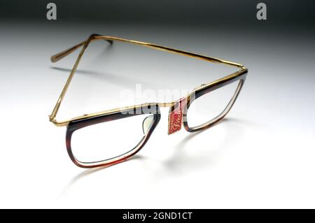 monture, monture de lunettes, lunettes vintage, vieilles lunettes, lunettes 50s, plaqué or, défi, lunettes, vision, vieux, accessoire, verres, or, carapace, tortoi Banque D'Images