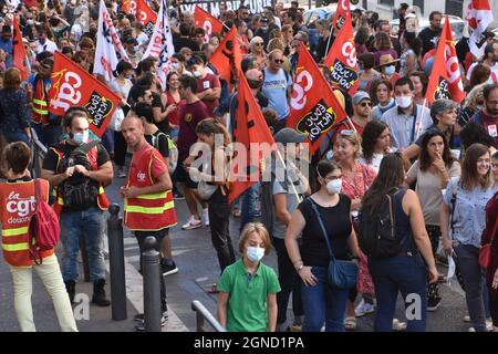 Marseille, France. 23 septembre 2021. Les manifestants vus avec des drapeaux pendant les demonstration.Organized par le syndicat 'CGT' (Confédération générale du travail) afin de sortir les chômeurs précaires de leur précarité. Crédit : SOPA Images Limited/Alamy Live News Banque D'Images