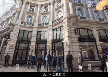 La Haye, pays-Bas. 24 septembre 2021. Le premier magasin "pommes" de la Haye accueille un flux constant de clients, passant leurs commandes pour le nouvel iPhone 13 d'pommes, lors de son lancement mondial officiel: Commandez aujourd'hui et récupérez demain. (Photo de Charles M Vella/SOPA Images/Sipa USA) crédit: SIPA USA/Alay Live News Banque D'Images