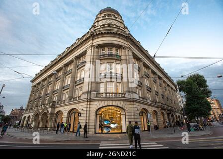 Amsterdam, pays-Bas. 24 septembre 2021. Les clients du matin dans la première boutique d'Apple à Amsterdam arrivent tôt avant l'ouverture des magasins, pour passer leurs commandes pour le nouveau mobile de la série iPhone 13 d'Apple, sur son lancement mondial officiel.: Commandez dès aujourd'hui et récupérez demain. (Photo de Charles M Vella/SOPA Images/Sipa USA) crédit: SIPA USA/Alay Live News Banque D'Images