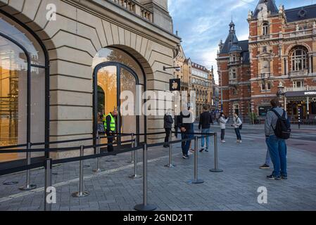 Amsterdam, pays-Bas. 24 septembre 2021. Les clients du matin dans la première boutique d'Apple à Amsterdam arrivent tôt avant l'ouverture des magasins, pour passer leurs commandes pour le nouveau mobile de la série iPhone 13 d'Apple, sur son lancement mondial officiel.: Commandez dès aujourd'hui et récupérez demain. (Photo de Charles M Vella/SOPA Images/Sipa USA) crédit: SIPA USA/Alay Live News Banque D'Images