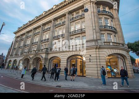 Amsterdam, pays-Bas. 24 septembre 2021. Les clients du matin dans la première boutique d'Apple à Amsterdam arrivent tôt avant l'ouverture des magasins, pour passer leurs commandes pour le nouveau mobile de la série iPhone 13 d'Apple, sur son lancement mondial officiel.: Commandez dès aujourd'hui et récupérez demain. (Photo de Charles M Vella/SOPA Images/Sipa USA) crédit: SIPA USA/Alay Live News Banque D'Images