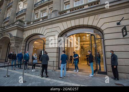 Amsterdam, pays-Bas. 24 septembre 2021. Les clients du matin dans la première boutique d'Apple à Amsterdam arrivent tôt avant l'ouverture des magasins, pour passer leurs commandes pour le nouveau mobile de la série iPhone 13 d'Apple, sur son lancement mondial officiel.: Commandez dès aujourd'hui et récupérez demain. (Photo de Charles M Vella/SOPA Images/Sipa USA) crédit: SIPA USA/Alay Live News Banque D'Images