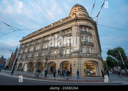 Amsterdam, pays-Bas. 24 septembre 2021. Les clients du matin dans la première boutique d'Apple à Amsterdam arrivent tôt avant l'ouverture des magasins, pour passer leurs commandes pour le nouveau mobile de la série iPhone 13 d'Apple, sur son lancement mondial officiel.: Commandez dès aujourd'hui et récupérez demain. (Photo de Charles M Vella/SOPA Images/Sipa USA) crédit: SIPA USA/Alay Live News Banque D'Images