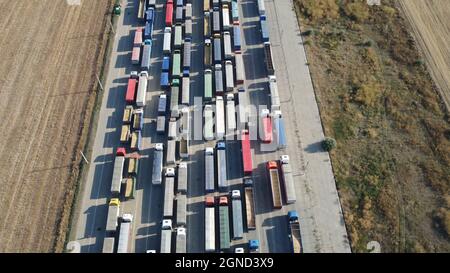 Ponlyad au-dessus d'une grande file de camions en ligne au port d'Odessa Banque D'Images