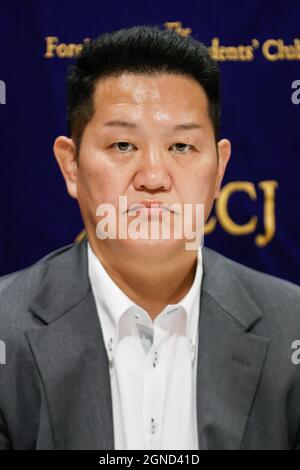 Tokyo, Japon. 24 septembre 2021. Shinji Kojima (pas son vrai nom) assiste à une conférence de presse au Club des correspondants étrangers du Japon. Les conférenciers invités sont venus au Club pour élever leur voix en exigeant la justice après avoir perdu le contact avec leurs enfants enlevés par leurs partenaires. Le père japonais Shinji Kojima (pas son vrai nom) une employée de l'entreprise, Mme Suzuki, qui ne veut pas divulguer son nom complet par crainte de représailles, est toujours mariée mais a été fermée de la maison familiale et n'a pas vu ses enfants depuis plus d'un an, Et le père français Vincent Fichhot dont la faim grève presque Banque D'Images