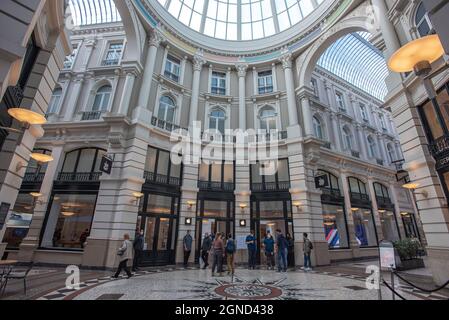 La Haye, pays-Bas. 24 septembre 2021. Le premier magasin "pommes" de la Haye accueille un flux constant de clients, passant leurs commandes pour le nouvel iPhone 13 d'pommes, lors de son lancement mondial officiel: Commandez aujourd'hui et récupérez demain. Crédit : SOPA Images Limited/Alamy Live News Banque D'Images