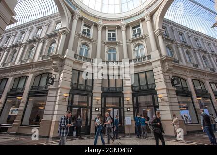 La Haye, pays-Bas. 24 septembre 2021. Le premier magasin "pommes" de la Haye accueille un flux constant de clients, passant leurs commandes pour le nouvel iPhone 13 d'pommes, lors de son lancement mondial officiel: Commandez aujourd'hui et récupérez demain. Crédit : SOPA Images Limited/Alamy Live News Banque D'Images