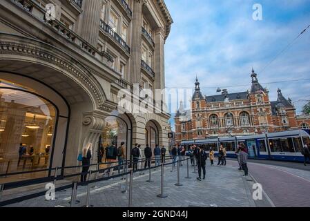 Amsterdam, pays-Bas. 24 septembre 2021. Les clients du matin dans la première boutique d'Apple à Amsterdam arrivent tôt avant l'ouverture des magasins, pour passer leurs commandes pour le nouveau mobile de la série iPhone 13 d'Apple, sur son lancement mondial officiel.: Commandez dès aujourd'hui et récupérez demain. Crédit : SOPA Images Limited/Alamy Live News Banque D'Images