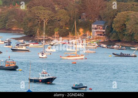 Vue sur la fête à Port Waterhouse à East Portlerouth, Devon, au-dessus de la Ria depuis Salcombe, dans l'heure d'or avant le coucher du soleil dans les South Downs Banque D'Images