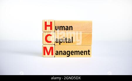 HCM, symbole de la gestion du capital humain. Concept Words HCM, gestion du capital humain sur des blocs de bois sur un beau fond blanc. Business, HCM, Hum Banque D'Images