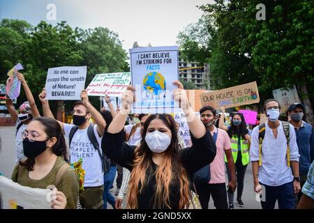 New Delhi, Inde. 24 septembre 2021. Les manifestants tiennent des pancartes pendant qu'ils participent à une marche de protestation lors d'une grève mondiale du climat, dans le cadre du mouvement « Fridays for future » à New Delhi. (Photo de Manish Rajput/SOPA Images/Sipa USA) Credit: SIPA USA/Alay Live News Banque D'Images