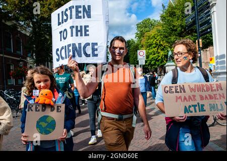 Utrecht, pays-Bas. 24 septembre 2021. Des militants tiennent des pancartes pendant la manifestation.ce vendredi, des dizaines de milliers d'enfants dans plus de 60 pays ont fait une grève pour exiger une action contre le changement climatique. #FridaysForFuture est un mouvement qui a commencé en août 2018, après qu'un enfant de 15 ans Greta Thunberg ait siégé devant le Parlement suédois chaque jour scolaire pendant trois semaines, pour protester contre l'absence d'action sur la crise climatique. À Utrecht, non seulement les étudiants, mais les enseignants, les activistes climatiques, de tout le pays, ont protesté pour de meilleures politiques climatiques et pour mettre fin à la destruction des terres de LA CARTE Banque D'Images