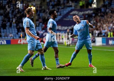 Gustavo Hamer de Coventry City (à droite) célèbre le premier but du match du championnat Sky Bet à l'arène Coventry Building Society, à Coventry. Date de la photo : vendredi 24 septembre 2021. Banque D'Images