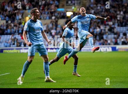 Gustavo Hamer de Coventry City (à droite) célèbre le premier but du match du championnat Sky Bet à l'arène Coventry Building Society, à Coventry. Date de la photo : vendredi 24 septembre 2021. Banque D'Images