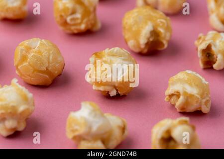 Popcorn Toffee sur fond rose vif dans un agencement abstrait Banque D'Images